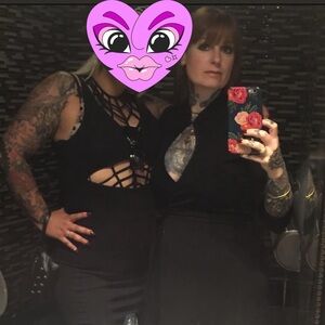 This gorgeous vintage black keyhole 3/4 sleeve wrap dress is 🔥